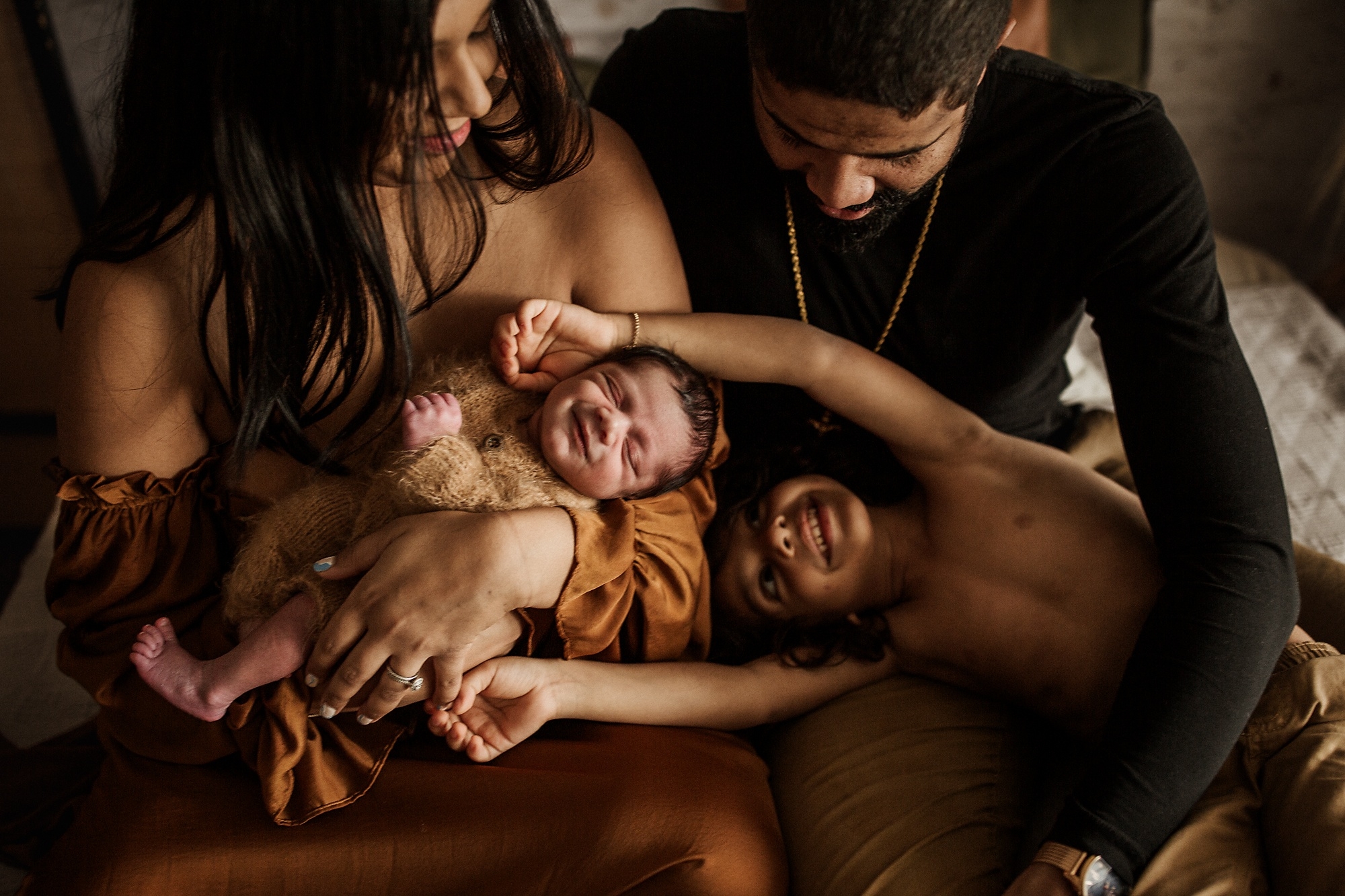 Fine Art & Lifestyle Newborn Photography in Hamilton, Ontario – Where Storytelling Meets Simplicity