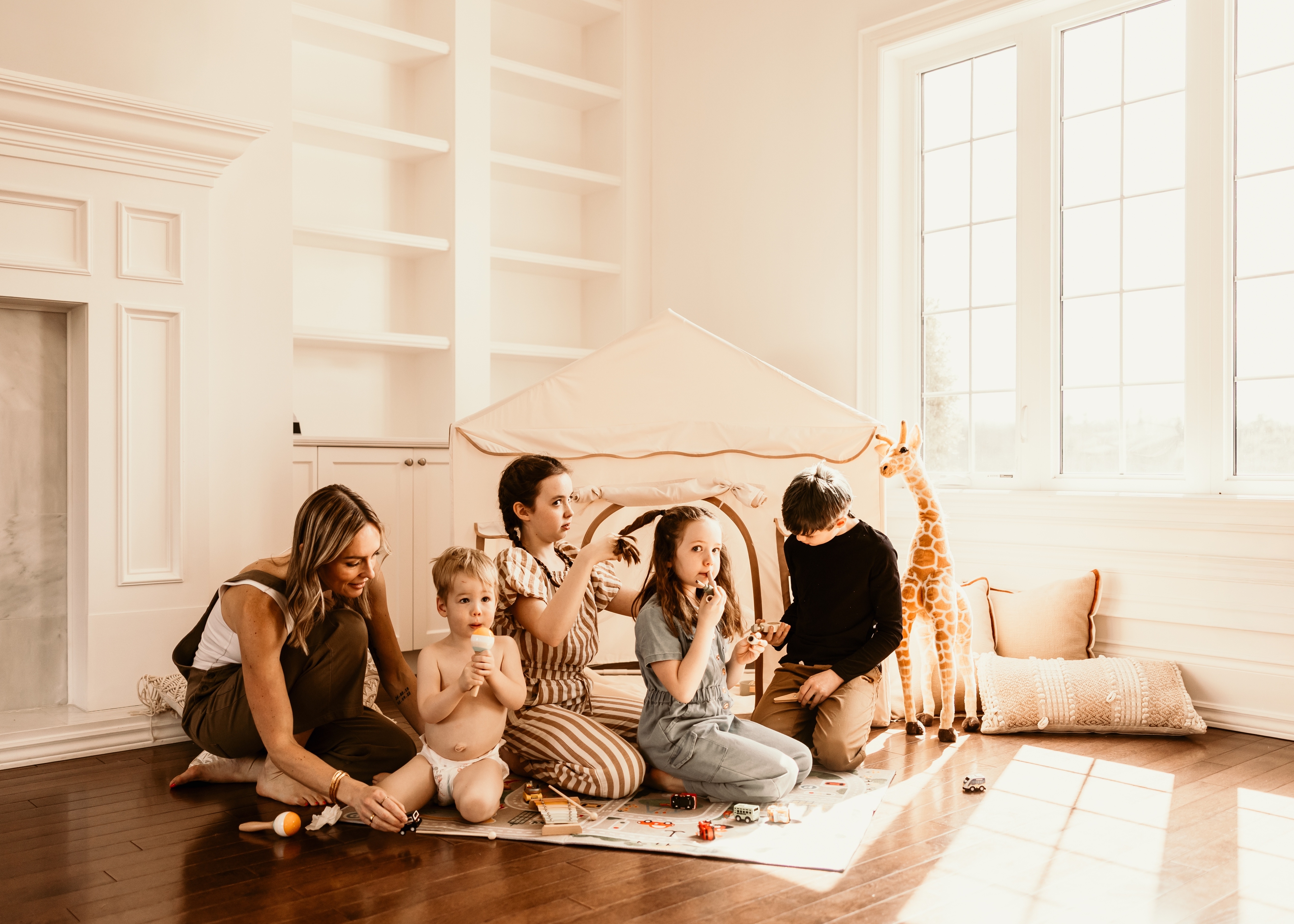 Embrace the Chaos: A Guide to Family Photography in the Comfort of Your Home