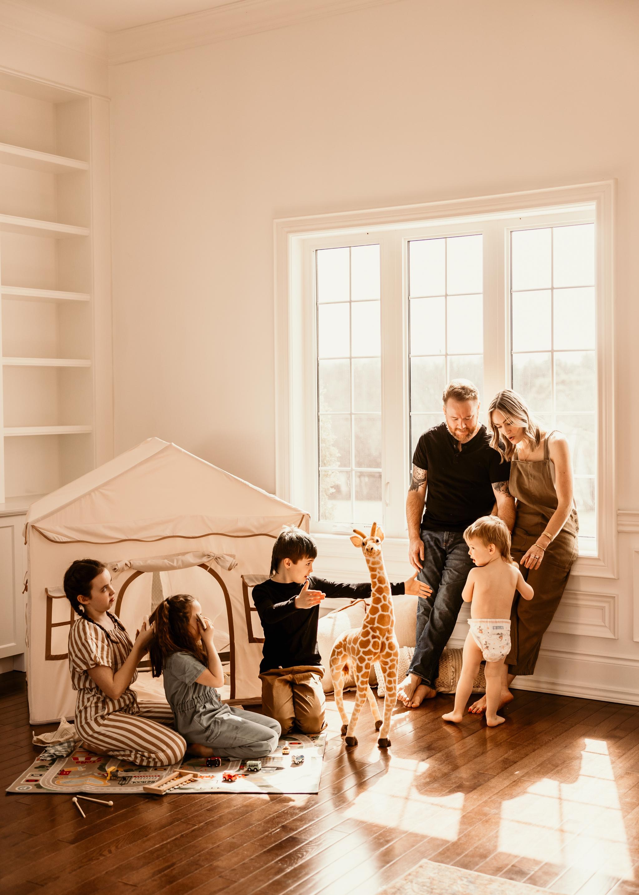 Embrace the Chaos: A Guide to Family Photography in the Comfort of Your Home