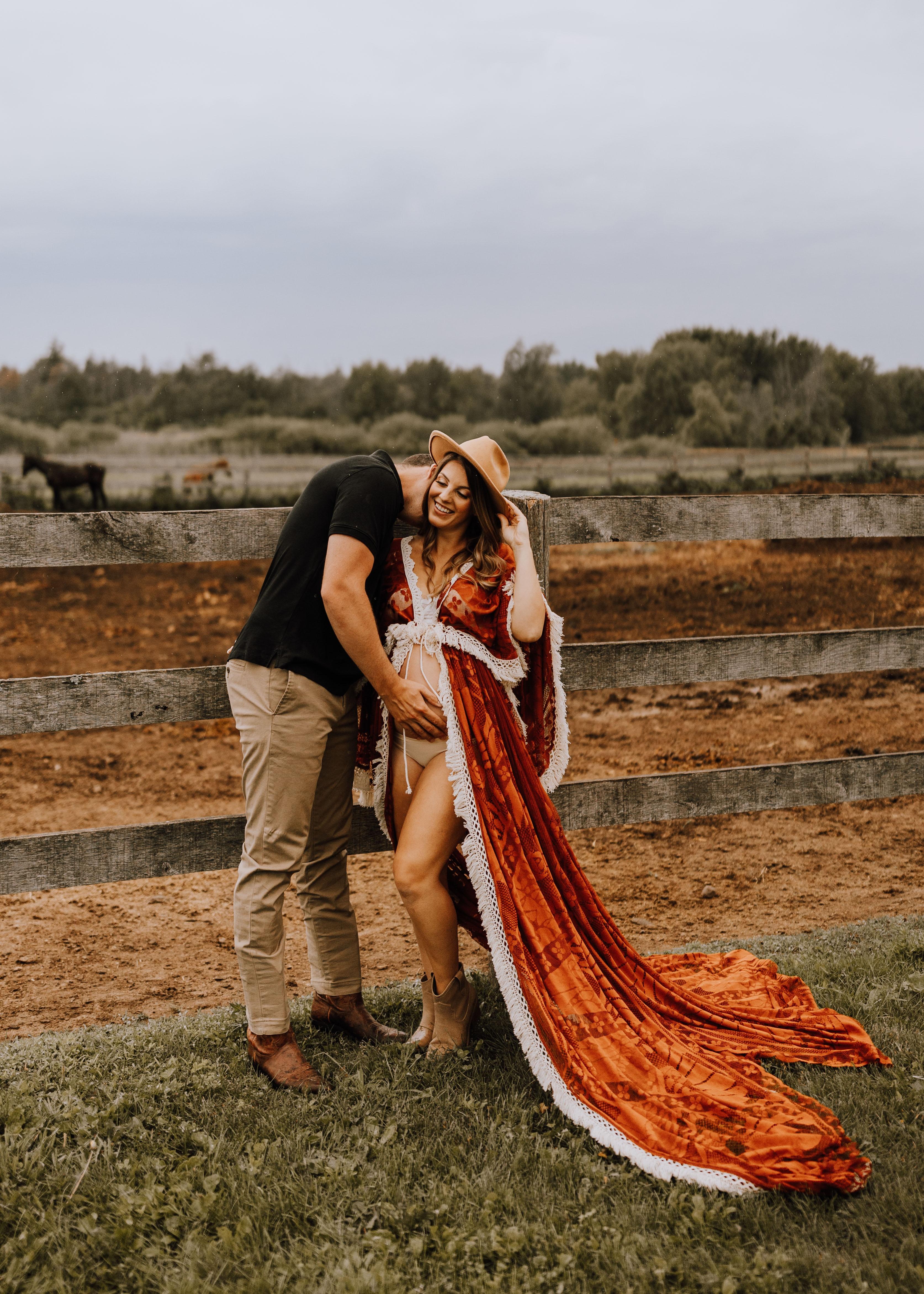 A Maternity Session with Horses at The Green Acres – Waterdown, Ontario